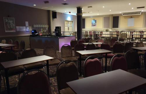 Cozy 3 bedroom Caravan, Sleeps 8, at Parkdean Newquay Holiday Park - Foto 100