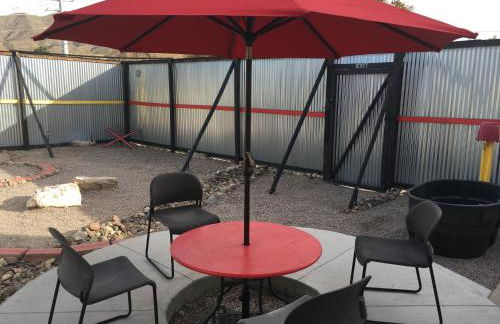 SPACE CASTLE: a 1950s Gas Station transformed into an Art Themed Wonderland - Foto 35