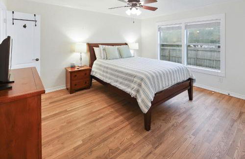 Adorable Southside ATM Cottage with Bikes, Pets OK - Photo 18