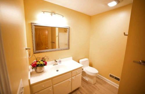 Stately Luxury Vacation Rental with a Private Hot Tub near Brown County State Park, Indiana - Foto 31