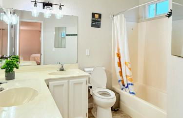 Spacious 4BR Family Home Free Parking, Fast WiFi, Near Galleria & Fountains - Foto 11