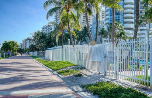 Deluxe Studios and Apartments at the Casablanca - Photo 6