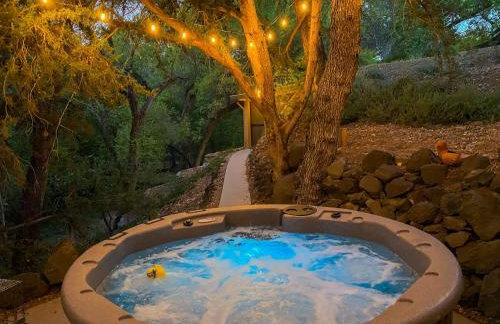 Myrinn-Hobbit Cottage on the Creek Storybook Stay - Foto 59