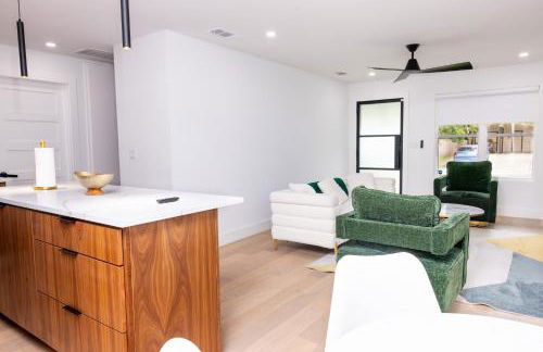 Luxe Retreat, Modern Gem with Private Backyard Oasis - Foto 7