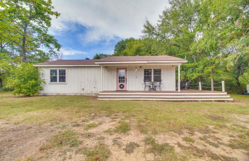 Rural Spiro Getaway with Private Deck! - Foto 3