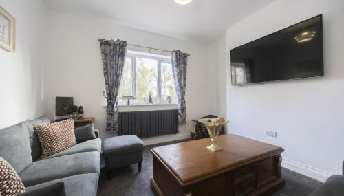 Beautiful 3-Bed Home with Hot Tub in Ross-on-Wye - Photo 4