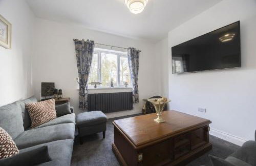 Beautiful 3-Bed Home with Hot Tub in Ross-on-Wye - Photo 4