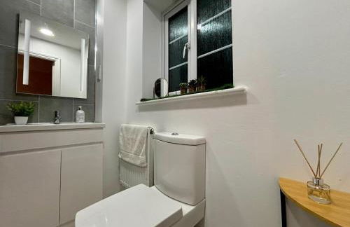 Eskdale Townhouse- Spacious 4BR ,Crawley, Free Wifi, Parking, fully equipped, contractor friendly, temporary relocations welcome, near Gatwick Airport - Foto 54