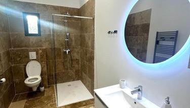 Maison "COSY" avec Parking Privé et Climatisation - Photo 5, towels, Shower