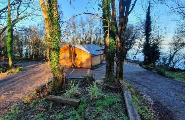 Log Cabin on the Lake - Sleeps 4 & Jacuzzi - Photo 16