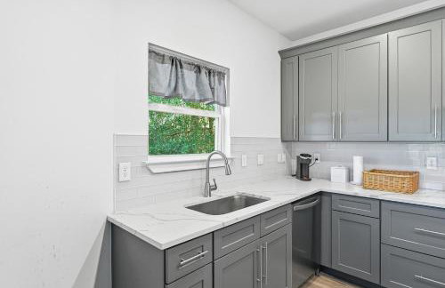Modern Pine-Scented Retreat – 30 Mins to Beach! home - Foto 19