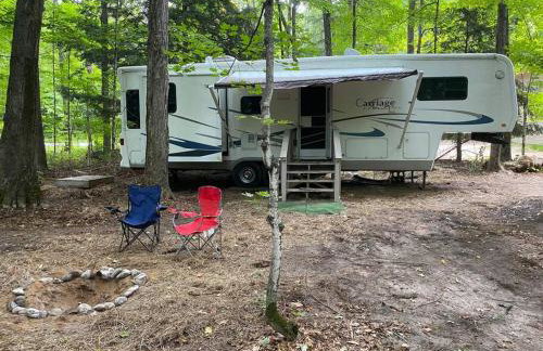 Betsie -35Ft RV Camper in Woods -Firepit & Hot Tub - Foto 17