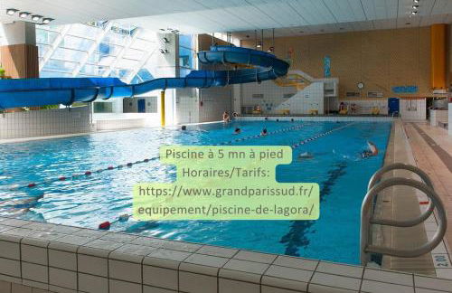 L'Oasis - Duplex - Parking Privé Gratuit - Terrasse Privée - 10mn RERD-T12 - 2 bedrooms - De 1 à 6 personnes - Shopping Mall - Primark - Piscine - Patinoire - Théâtre - Cinéma - Bibliothèque - Foto 14