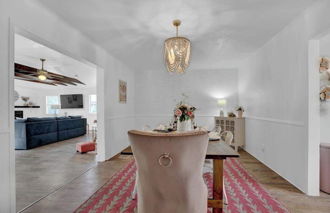 Willkommen to Pink Haus 1 Mile to Main Street! - Foto 3