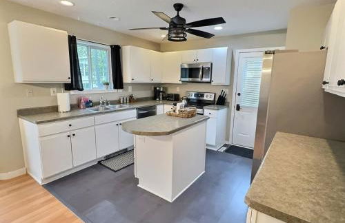 The Sawyer Hideaway - 3BR 2B with Hot Tub & Fire Pit - 5 mins to beach - Photo 12