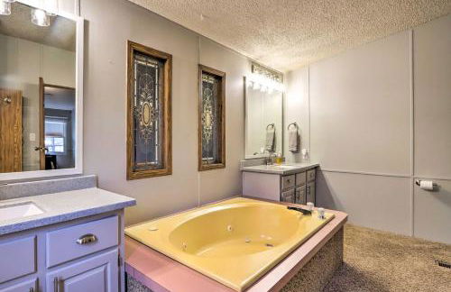 8 Mi to Beach Lake-View Haven in Linn Creek! - Foto 17