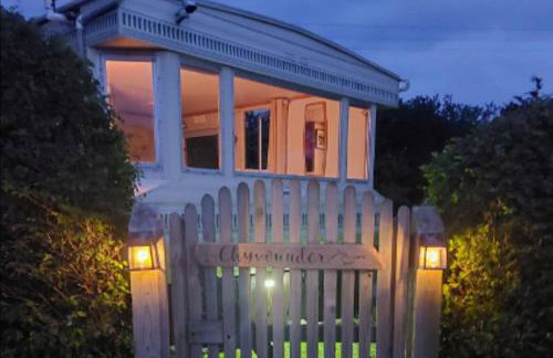 1 Bed Caravan Sleeps 2 -Dog Welcome -Free Parking - Photo 34