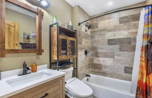 Stockyards 5 mins!-New!-Sleeps 8. Cowboy Bungalow - Foto 19