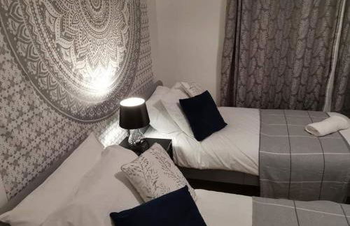 Corner House, Sleeps 8 in 4 Bedrooms, near train station, Great Value! - Photo 9