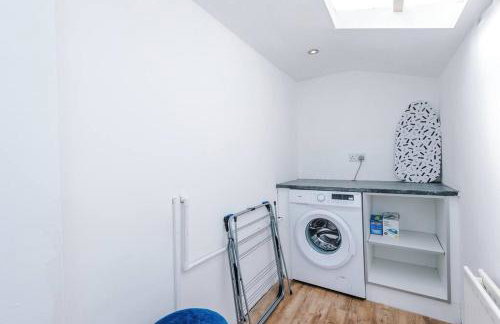 Classic 4 Bedroom House in Wirral with WiFi & Parking Sleeps 9 by PureStay - Foto 7