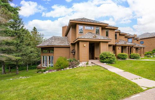 Gorgeous Executive Lutsen Townhome - Ski-in Ski-out, Pool, Hot Tub, Hiking, Biking, campfires and more! - Foto 2