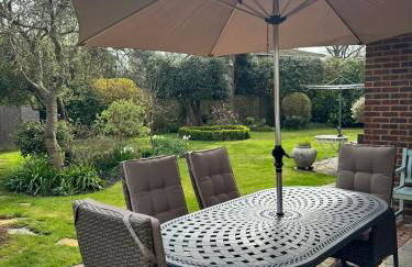 'BRAMLEY FALL COTTAGE' NEW AVAILABILITY - Attached Cottage,3 Bedrooms-1 on ground level, SLEEPS 6-2 Bathrooms, Wittering and Chichester easy drive, Child friendly,Small Breed Dog Friendly 2 max, Parking-EV Point - Foto 30