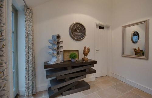 Luxury Large Five Bedroom Family House Sleeps 10 - Photo 17