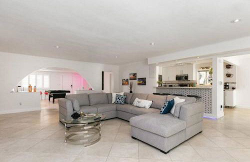 ~Villa Victoria Luxury! (Pool)~1 mile from beach - Foto 50