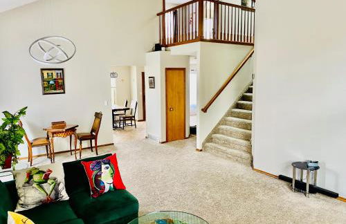 3br home 2br unit close to USAFA with fireplace - Foto 1