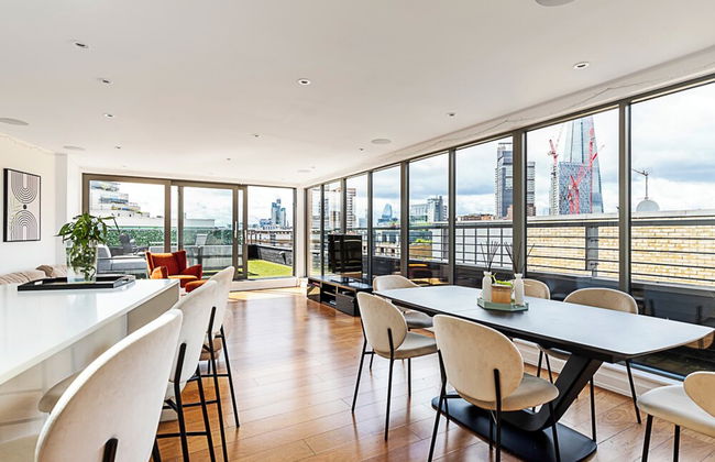 Modern Haven With Terrace View & Urban Charm - Foto 17