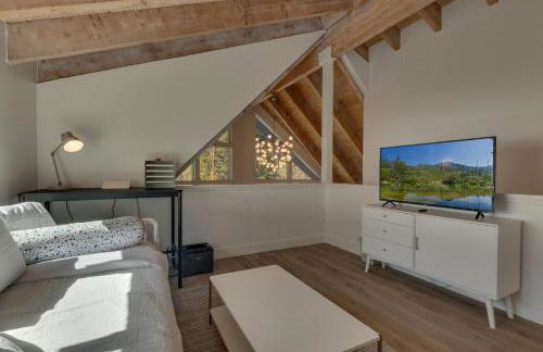 Moon Dune Chalet by Tahoe Getaways - Remodeled 3 BR Cabin plus Loft w Fenced Yard & Walk to Beach or Dining - Foto 8