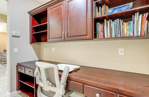 4 Mi to The Streets of Brentwood Home with Fire Pit - Foto 9