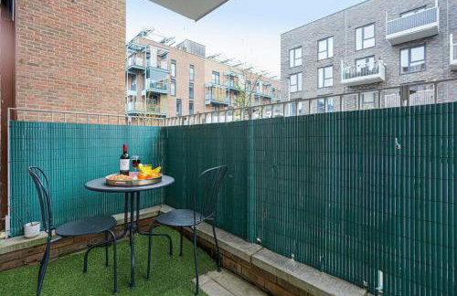 Beautiful Apartment in Central MK with Balcony, Free Parking & Smart TV with Netflix by Yoko Property - Foto 15