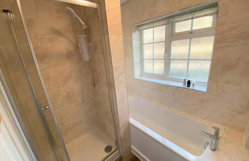 Redhill Town Centre 3 bed House near Gatwick Airport, easy commute to London - Foto 13