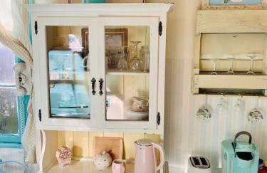 4BR 3 BA HUGE, Balcony, Cemetery, Streetcar sleeps 8! - Photo 45