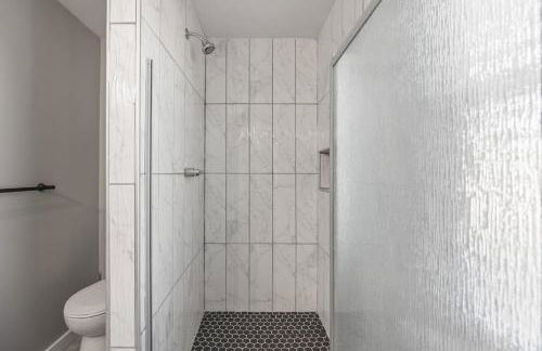 Lakeside Bliss 2BR, 1BA with All Modern Comforts - Foto 37