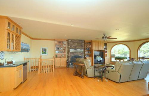 Redbud Keep - Unique Features, Movie Set Decor, Grill, Wifi, Family Friendly, Hiking, Billiard Table, Movie Theater Room, Fireplace, Golfing, View, 2 King Beds - Foto 11