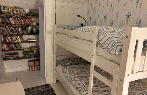 Tenby Victorian Villa with parking, pets allowed - Photo 15