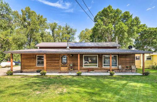 Family Home with Hot Tub - Walk to Johnson Lake! - Foto 1