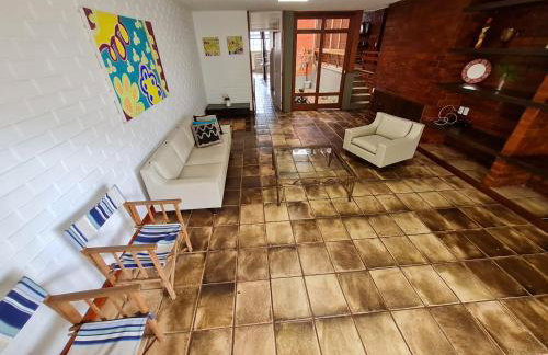 Casa Super Agradável, 250 metros da praia da Areia Preta, cinco quartos com ar, wifi, garagem, completa - Foto 14