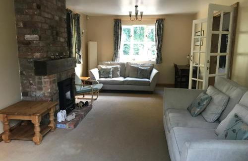 Lymington Courtyard: 4-Bed Modern Cottage Charm - Photo 9