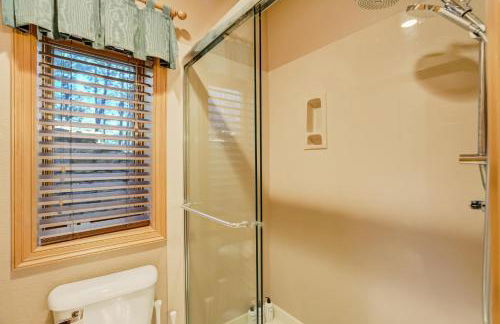 Peaceful Pines! Pool Table, Gym & Forest Views - Foto 31