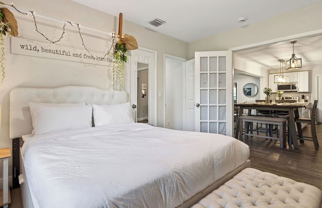 Hot Tub, Firepit, Deck | 10mins to Beach | Middle Terrace Cottage by AvantStay - Foto 29