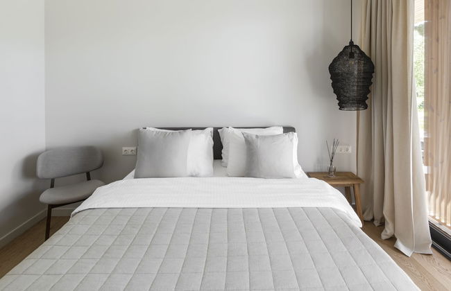 The Lake. Unique Waterfront Villa - Photo 26