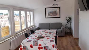 Logement lumineux avec terrasse - Photo 3