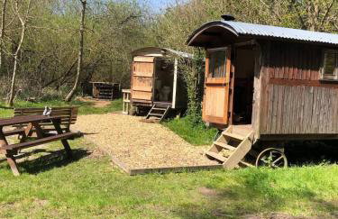 Otter Camp Private Riverside Glamping with Hot Tub - Foto 40