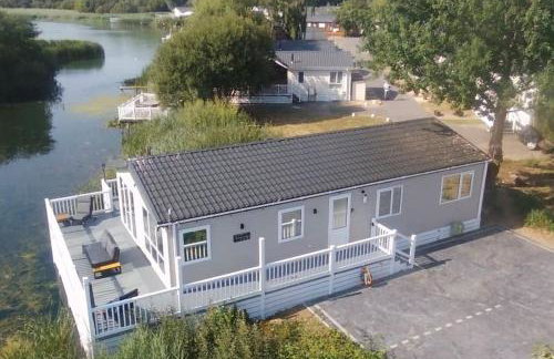 Chichester Lakeside Holiday Park Lakefront Lodge - Foto 1