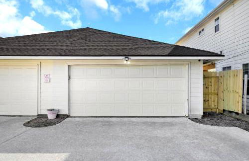 Downtown 3BR Near NRG Stadium - Photo 22