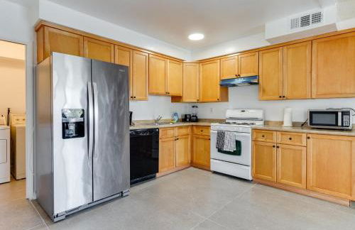 Charming 5 Bedroom Granada Hills House with Pool - Foto 19