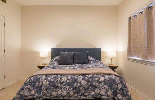 Desert Paradise Pool Spa Pickleball Putt Green - Foto 34